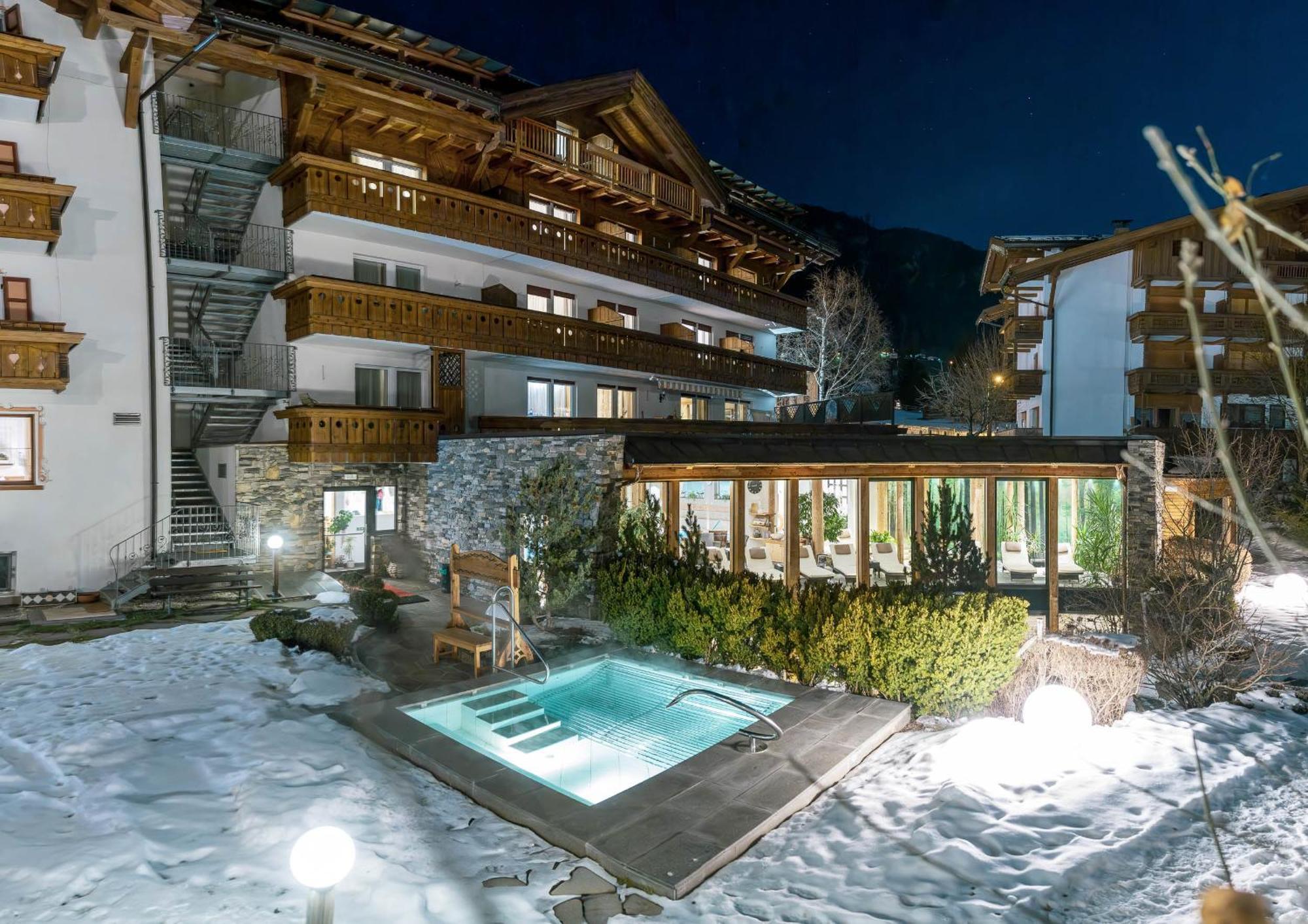 Hotel Gran Paradis Кампитело ди Фаса Екстериор снимка